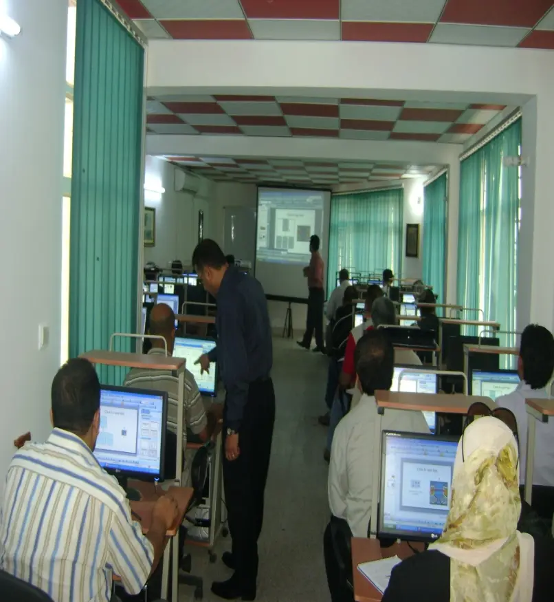 متدربون أمام الحواسيب في قاعة تدريب