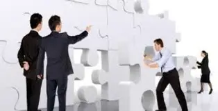 رسم لفريق يركّب قطع أحجية